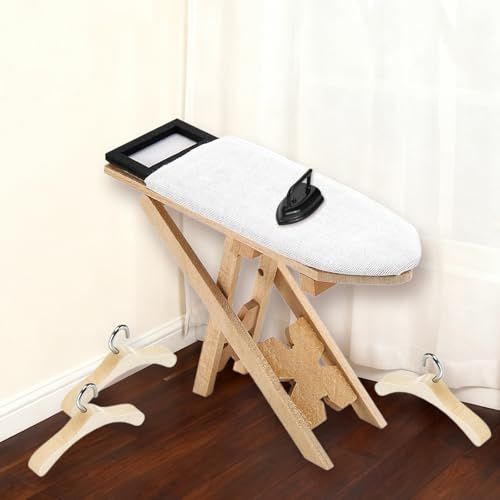 Wichtel Accesorios, plancha en miniatura con tabla de planchar y 3 perchas de madera en miniatura, accesorios para casa de muñecas, muebles para puerta de amigo invisible, decoración de casa de