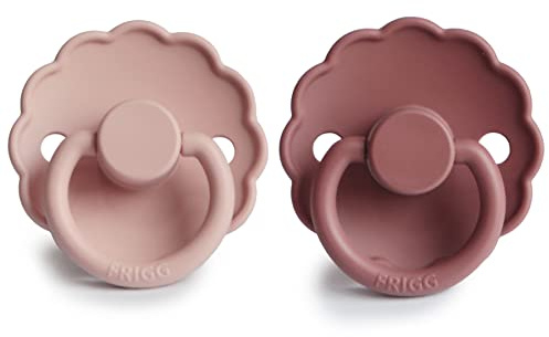 FRIGG Daisy Silikon Schnuller | Schnuller 2 Packung | Symmetrischer Sauger in Kirschform | BPA-frei | Hergestellt in Dänemark | Silikon Schnuller | (Blush/Woodchuck, Größe 2 (6-18 Monate))