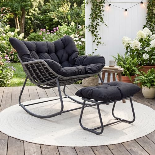 GIANTEX Fauteuil a Bascule avec Repose-Pied, Chaise a Bascule Surdimensionné avec Assise en Rotin PE, Coussin Amovible Rembourré, Cadre Métallique Robuste, pour Salon, Balcon, Jardin (Noir)