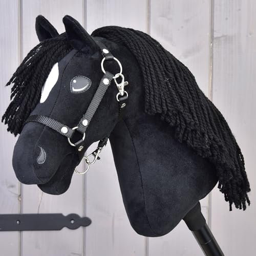 LarDen Hobby Horse - Schwarz Steckenpferd Cloony mit Halfter S, Stockpferd Für Kleine, HANDGEFERTIGTES Große Kinder mit Zubehör | Spielpferd, Pferd Zum Reiten Spielzeug, Hobby Horsing, Hobbyhorse
