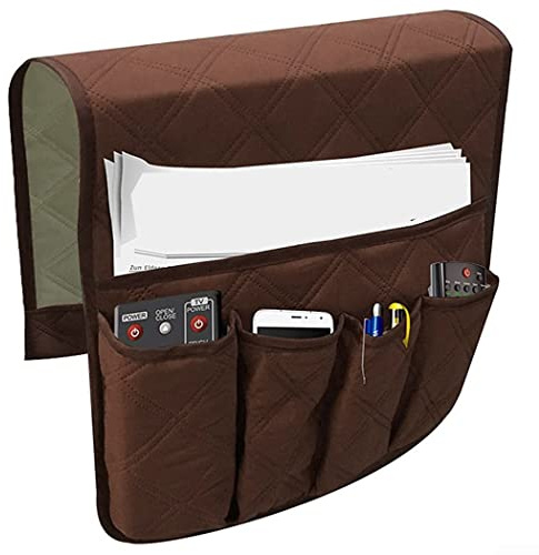 Oniissy Organizador para sofá, soporte para mando a distancia, bolsa para sillón, 5 bolsillos para revistas, tabletas, teléfonos, auriculares y bolígrafos, antideslizante, con solapa larga, color café