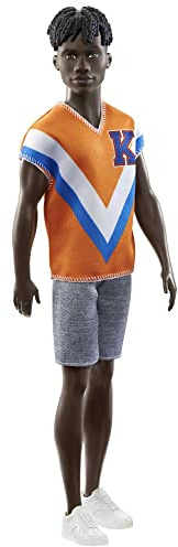 Barbie Ken Fashionista Muñeco afroamericano con Camiseta Deportiva, Shorts y Accesorios de Moda, Juguete +3 años (Mattel HJT08)