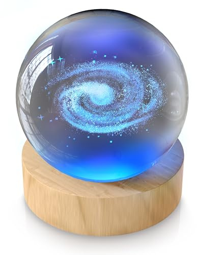 CSL - Nachtlicht 3D Glaskugel – Leuchtende Kristallkugel mit Gravur MIlchstraße – LED Crystal ball - RGB Light Nachtleuchte – K9 Kristall Durchmesser 6 cm – mit Holzsockel - 5V USB Stromversorgung