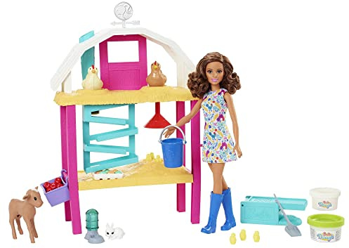 Barbie - Fattoria dei Cuccioli, bambola petite, castana, pollaio, pasta modellabile, stampo, animali e molto altro ancora, Giocattolo per Bambini 4+ Anni, HGY88