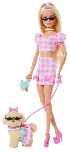 Barbie Twinning Looks Muñeca con perro mascota con ropa de vichy rosa a juego y accesorios como gafas de sol, collares y lazos, rubia, JFP36