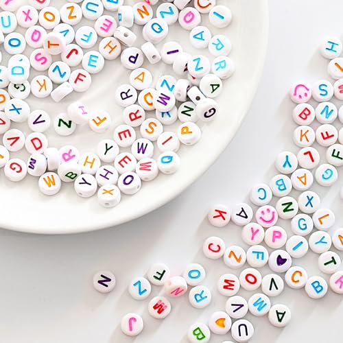 Iudsu 1000 Stück Perlen mit Buchstaben Set, 7mm Weiß (A-Z) Diy buchstabenperlen Acrylperlen, mit 600cm Unsichtbare Nylonschnur Perfekt für Armbänder, Halsketten und zur Sehtraining