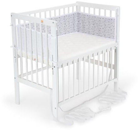 FabiMax Baby Beistellbett Flex mit innovativem Seitengitter für Boxspringbett, inkl. Matratze und Nestchen aus Netzstoff, Buche massiv weiß, Air/graue Sterne auf weiß