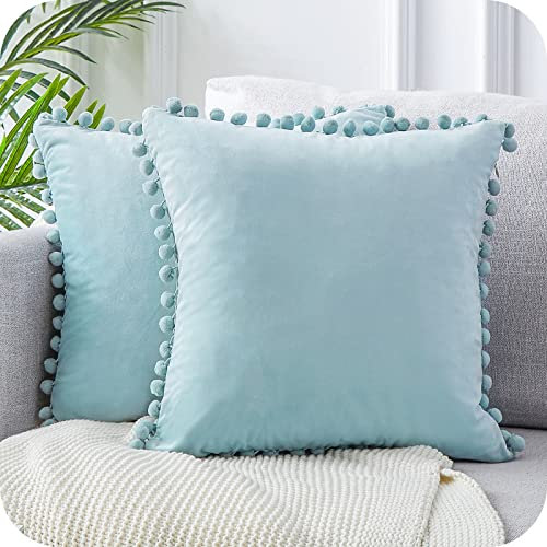 Topfinel 2er Set Samt Kissen mit Pompoms Einfarbig Kissenbezüge Dekorative Kissenhülle Kopfkissen Sitzkissen Dekokissen Couchkisen für Sofa Schlafzimmer Büro Auto 40X40cm Hellblau