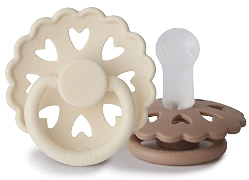 FRIGG Fairytale Confezione da 2 ciucci | Ciuccio in silicone | Senza BPA | Prodotto in Danimarca | Tettarella simmetrica a ciliegia | (Cream/Silky Satin, Taglia 2 (6-18 Mesi))