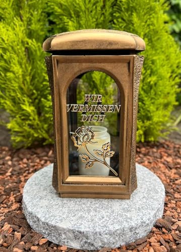 Lanterne funéraire avec texte 3D « wir vermiessen Dich » - 29 cm de hauteur - Couleur dorée - Bougie funéraire - Décoration de jardin - Lanterne sans socle - Bougie gratuite