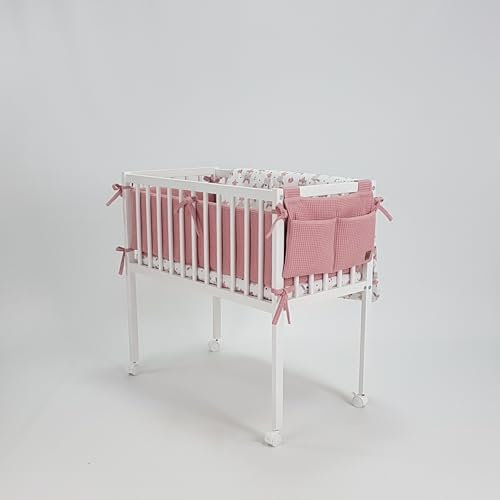Kinderbett MINI Beistellbett,Stubenwagen 80x40cm, weiß Matratze und Bettwäsche| Leisen Rädern, Verstellbares Tragbares Bett für Säuglinge/Neugeborene (Rosa-Häschen)