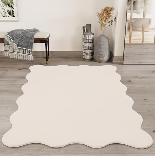 the carpet Lina Shape Scallop Rug, Faux Fur, Fluffy Rug, Non-Slip Backing, Washable, Super Soft, Beige, 120 x 160 cm