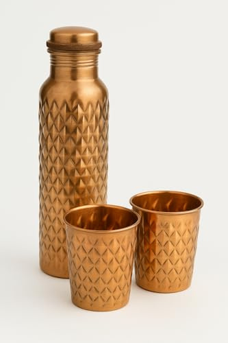 Borraccia in Rame Puro al 100% con 2 Bicchieri – Acqua Rame Detox, Antibatterica, Ionizzante – Tappo Ermetico con Guarnizione – Artigianale, Senza Perdite – Sāra by Rosa Natura