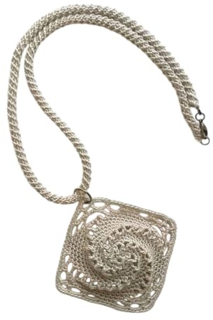 collana all'uncinetto con grande pendente quadrato in pizzo