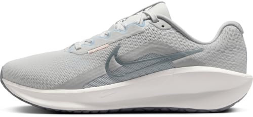 NIKE Damen Downshifter 13 Sneaker, Photon Dust/MTLC Pewter-Lt Smoke Grey, 38 EU