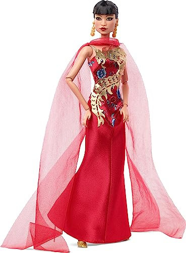 Barbie Inspiring Women - Hollywood-Ikone Anna May Wong in der Sammleredition im roten Abendkleid, Puppenständer und Echtheitszertifikat, für Sammler und Kinder ab 6 Jahren, HMT97