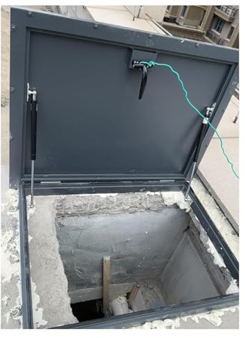 Skräddarsydd svart metall källare dörrskydd – uppåtlyftande vindlucka åtkomst med hydrauliska stödstänger och handtag 96 cm L x 50 cm B hål lock för enkel åtkomst