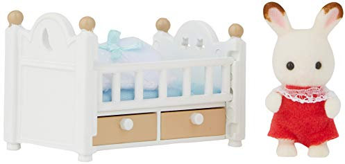 Sylvanian Families 5017 Schokoladenhasen Baby mit Babybett - Puppenhaus Spielset Mehrfarbig