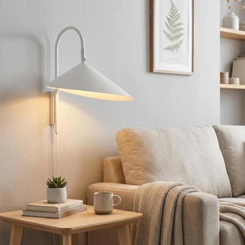 Alpinaluz Vägglampa med kabel och uttag svängbar lampskärm och böjd arm i metall, minimalistisk nordisk stil Wabi Sabi E27 vit sockel för sovrum eller vardagsrum