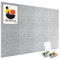 Großes Pinnwand Filz Lichtgrau 120X90cm, inklusive 12 pack Korkplatten, 90 Pinnnadeln & 60 Sichere, abnehmbare Klebetabs, dekorative Pinwand Korktafel für Büro, Schule, Küche, Fotowände