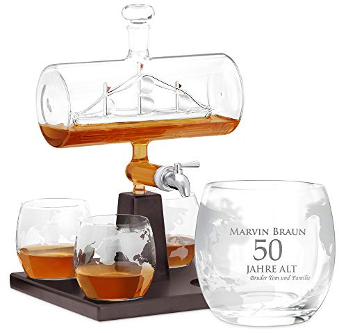 Maverton Whisky Karaffe mit Gravur - Schiff mit Edelstahl-Wasserhahn, 1000 ml - 4er Whiskygläser Set - Weihnachtsgeschenke - Whisky Dekanter - Jahre alt