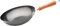 WECOOK! Carbono Wok Induktion 24 cm, Antihaftbeschichtung Titanium QUANTANIUM 3-Schicht Ökologisch PFOA-frei, Carbonstahl, Holzimitatgriff, Geeignet für alle Herdarten, Vitrokeramik, Gas