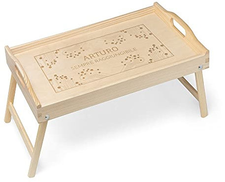 Maverton Tavolino da Colazione a Letto Personalizzato - Tavolo Pieghevole in Legno di Pino - Colore Naturale - Incisione Laser - Vassoio Multiuso - regalo uomo - Raggiungibile