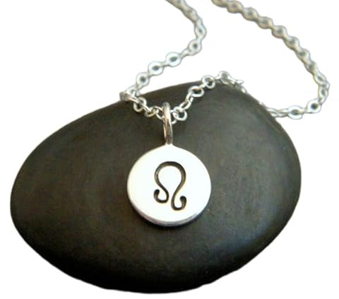 LKBEADS Collar Leo en plata de ley 925. Pequeño colgante con símbolo astrológico del signo zodiacal. Joya sencilla para uso diario | Con cadena de 45 cm | Chapado en plata | L_PN_0240