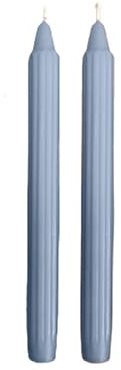 Set da 2 candele decorative scanalate Dorica - Colore Azzurro polvere Dusty Blue - Durata 8 ore - Diametro 2,5 cm Altezza 25 cm