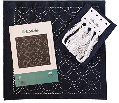 DELICATELA Sashiko | Japanskt broderiset | tyg 68 cm x 34 cm förtryckt (30 cm x 30 cm) | speciellt naturgarn för Sashiko | lång nål | instruktioner för indigo-broderi (våg)