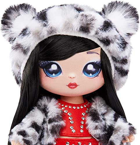 Na! Na! Na! Surprise Serie Cozy, LEONA WHITE - Muñeca de peluche a la moda inspirada en un leopardo de las nieves, con pelo negro, gorro, vestido y monedero con clip - Para coleccionar - Edad 5+ años
