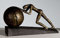 Casablanca Design Esclusiva scultura Heavy Ball in poly finitura bronzo, base nera, altezza 21,5 cm, lunghezza 37 cm