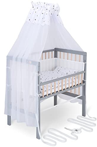 FabiMax Baby Beistellbett für Boxspringbett, TÜV geprüft 2022, inkl. Matratze und Komplettset, Buche massiv grau/Natur, Air/graue Sterne auf weiß