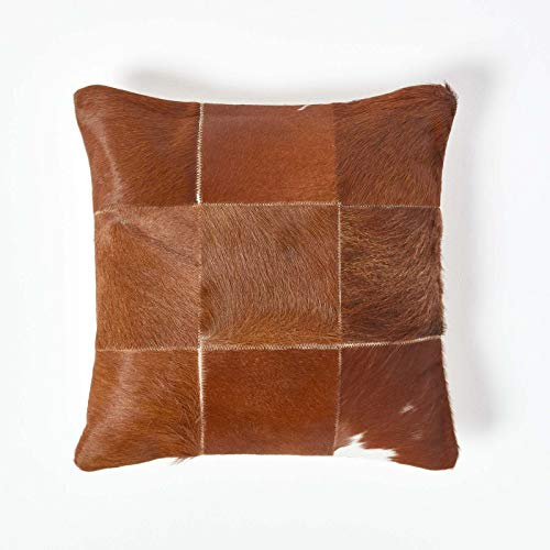 HOMESCAPES Återvunnet läder och gethår kudde med fjäderinlägg 45 x 45 cm fyrkant – 18 x 18 tum – solbrunt stort rutigt mönster alpin stil soffkudde