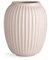 Kähler Hammershoi Vase aus Porzellan mit Rillen, Moderne Vase, rund, bauchige, skandinavisches Design Vase für Blumen, Rosa, 21cm