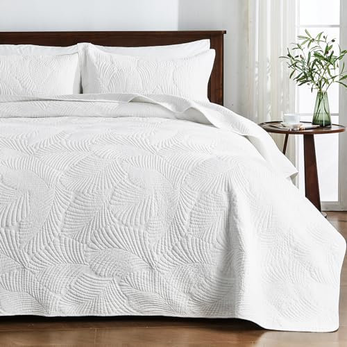 Qucover Tagesdecke 220x240cm Weiß, Baumwolle Bettüberwurf, Ultra Weiche Stickerei, Bedspreads, Steppdecke Mit 2 Kissenbezügen, Sofa Überwurfdecke Wohndecke für Bett