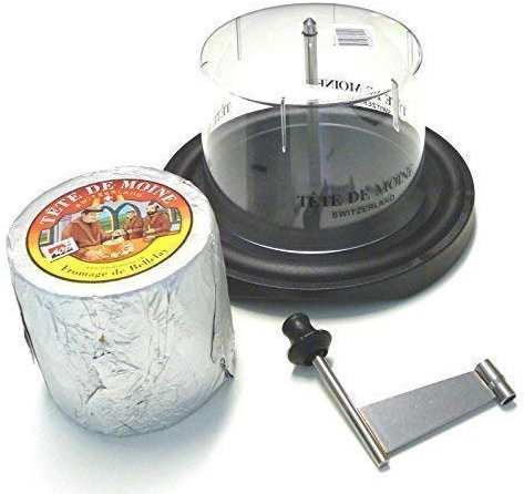 Girolle Schweizer Käsehobel Tradition mit Haube und ein ganzer Laib Tete de Moine Käse