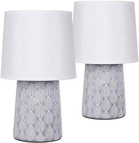 BRUBAKER 2er Set Tisch- oder Nachttischlampen - 33 cm - Grau - Keramik Lampenfüße - Blatt Ornamente - Leinen Schirme Weiß