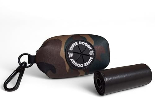 SUPER DOGGY Dispensador de Bolsas Caca Perro - Porta Bolsas de Excrementos con Mosqueton - Bolso Accesorios para Mascotas - Incluye un Rollo de Bolsitas (Camuflaje)