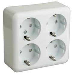 Ytmonterad schuko-bas med 4 uttag, perfekt för anslutning av flera elektriska apparater i hem och kontor.