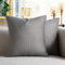 Cheekywares Kissen 45 x 45 cm Kissenbezug Grau Weihnachten Heimdekoration Weich Samtkissen Luxuriös Modern Kissenhülle Zierkissen für Deko Weihnachten Sofa Schlafzimmer Couch 2er Set