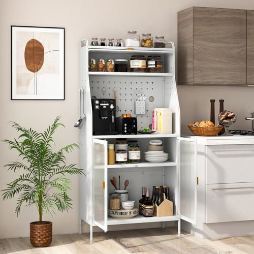 GYMAX Armadio Dispensa per Cucina, Scaffale da Panetteria con Pannello Forato, Ripiano Regolabile, 8 Ganci e 1 Cesto Appeso, Portaoggetti a 5 Livelli con Porta a Vista per Forno, Microonde, Bianco