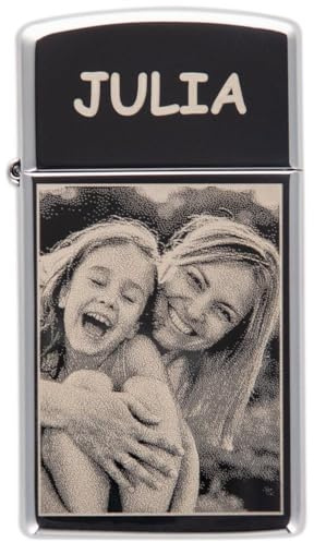 Accendino personalizzato creato utilizzando un accendino d'argento in formato slim con incisione di foto e testo