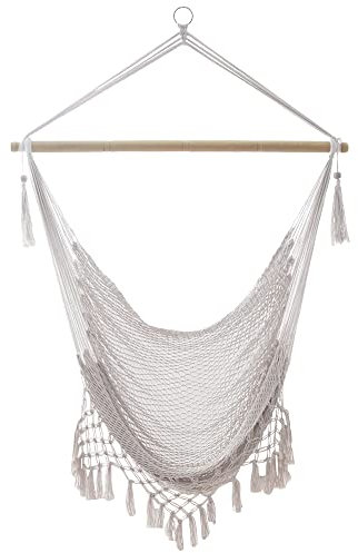 Intirilife Hängesessel Macramee Baumwolle in Beige mit Fransenkante - 90 x 130 cm - Bequeme platzsparende und atmungsaktive Sitzmöglichkeit für Drinnen und Draußen