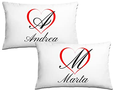 Bulabadoo Coppia Federe SanValentino Personalizzabili - Coppia Iniziale Nomi - [ PERSONALIZZA NOMI] - Federe Cuscino Letto Matrimoniale - Amore - Lui Lei - Innamorati - Idee Regalo Casa
