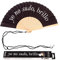 Fisura – Ventaglio in legno con messaggio “yo no subo brillo”. Accessorio trendy e originale, ventaglio portatile nero con gancio incluso. Ideale per chi ama distinguersi. Dimensioni: 42,5 x 23 cm