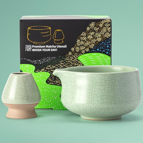 TEANAGOO Lot de 2 bols à matcha avec bec verseur, bol à matcha en céramique et porte-fouet, 2 pièces Macha Chawan 510 ml, vert clair mat avec couture noire avec support, bol à thé vert, coffret cadeau