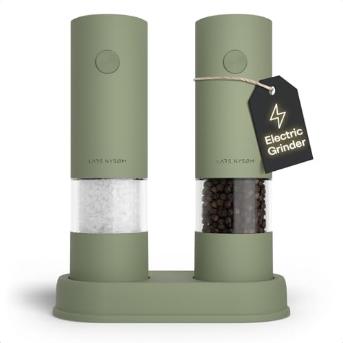 LARS NYSØM Moulin à Sel et Poivre Électrique | Set Automatique avec Moulin Céramique Réglable | Moulin à Épices Électrique Fonctionnant à Piles (Sage Green)