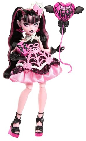 Monster High Poupée Draculaura Anniversaire Monstrueusement Mémorable avec robe de fête rose et accessoires à thèmes dont un ballon, un cadeau et un éventail, JBG74