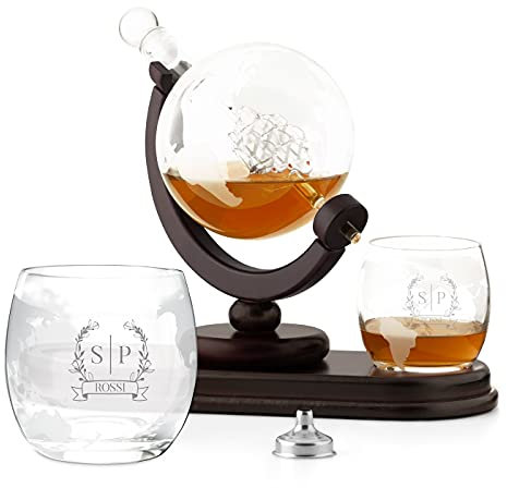 Maverton Decanter per Whisky in vetro - incisione personalizzata - Caraffa a forma di mappamondo da 850 ml + 2 bicchieri da whisky - idee regalo per anniversario - alloro